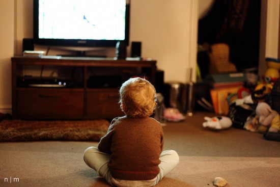 A túl sokat tévéző gyerekekből antiszociális felnőttek válhatnak