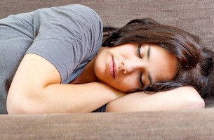 Éjszaka telik a zsírraktár: Alvás közben nő a pocak!
