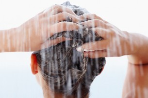 Így kell helyesen hajat mosni - és ennyi ideig használhatod ugyanazt a sampon